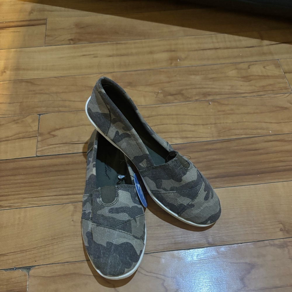 New With Tags Camouflage Cloth Flats Size 6, runs small fits like 5.5